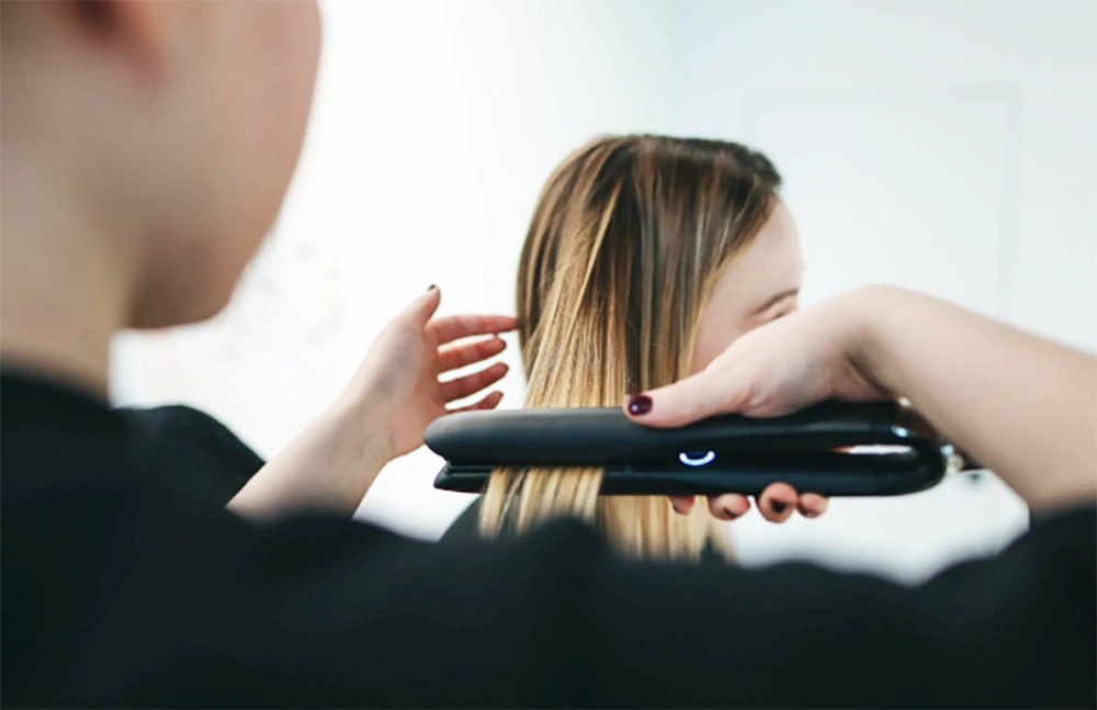 Ilustrasi -- Meluruskan rambut/Foto:Polina Tankilevitch, pexels.com